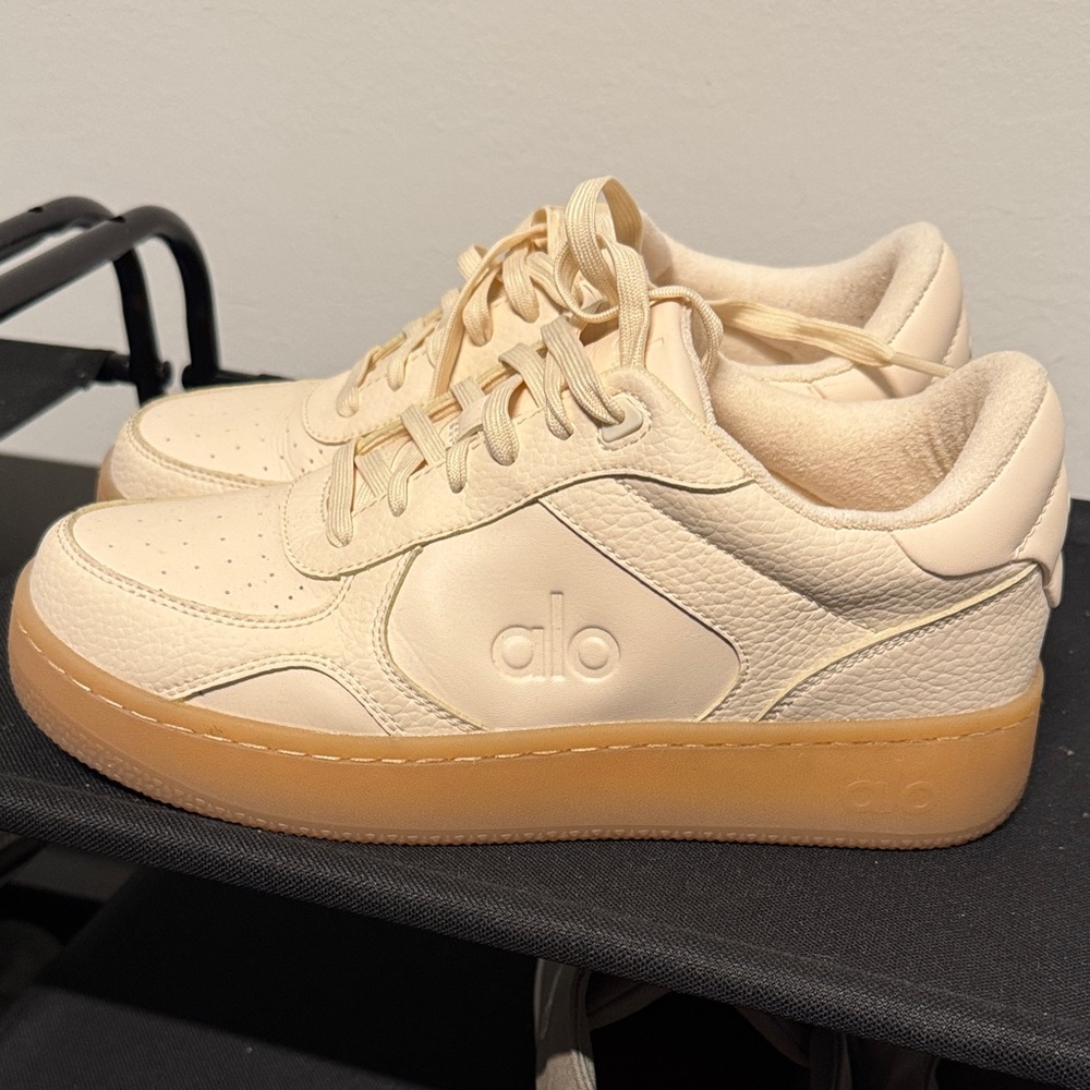 ALO Yoga Cream Sneakers